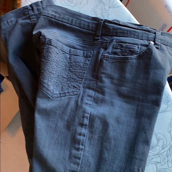 GLORIA VANDERBILT Amanda Black Jeans - Picture 2 of 11